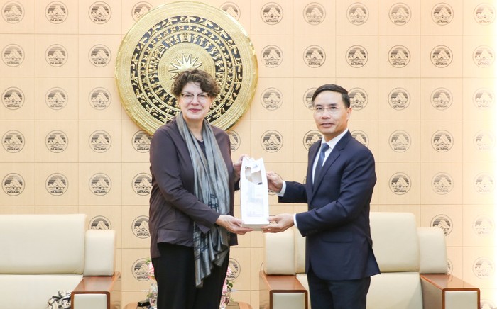 Chủ tịch UBND thành phố Phạm Đức Ấn tặng quà lưu niệm cho bà Helga Margarete Barth.