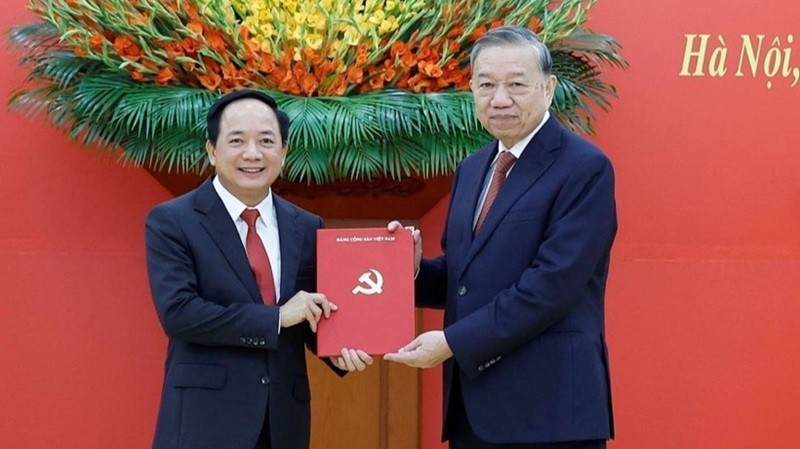 Tổng Bí thư Tô Lâm trao Quyết định của Bộ Kl991.com tải ứng dụng điều động, phân công, bổ nhiệm đồng chí Trịnh Văn Quyết giữ chức Trưởng Ban Tuyên giáo và Dân vận Trung ương. (Ảnh: Thống Nhất/TTXVN).