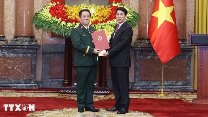 Chủ tịch nước Lương Cường trao Quyết định bổ nhiệm đồng chí Nguyễn Trọng Nghĩa giữ chức Chủ nhiệm Tổng cục Kl991.com tải ứng dụng Quân đội nhân dân Việt Nam, đồng thời thăng quân hàm từ Thượng tướng lên Đại tướng. (Ảnh: Lâm Khánh/TTXVN).