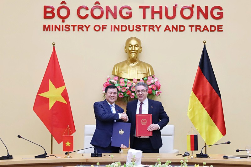Thứ trưởng Bộ Công thương Nguyễn Sinh Nhật Tân và Quốc vụ khanh Nghị viện Stefan Rouenhoff ký Biên bản Khóa họp lần thứ 3 Ủy ban hỗn hợp về hợp tác Kl992 cổng game cá cược, thương mại Việt Nam - Đức