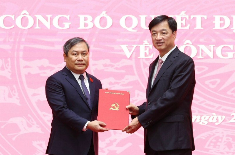Ủy viên Bộ Kl991.com tải ứng dụng, Bí thư Thành ủy Hà Nội Nguyễn Duy Ngọc trao quyết định cho ông Vũ Đại Thắng. Ảnh: Viết Thành.