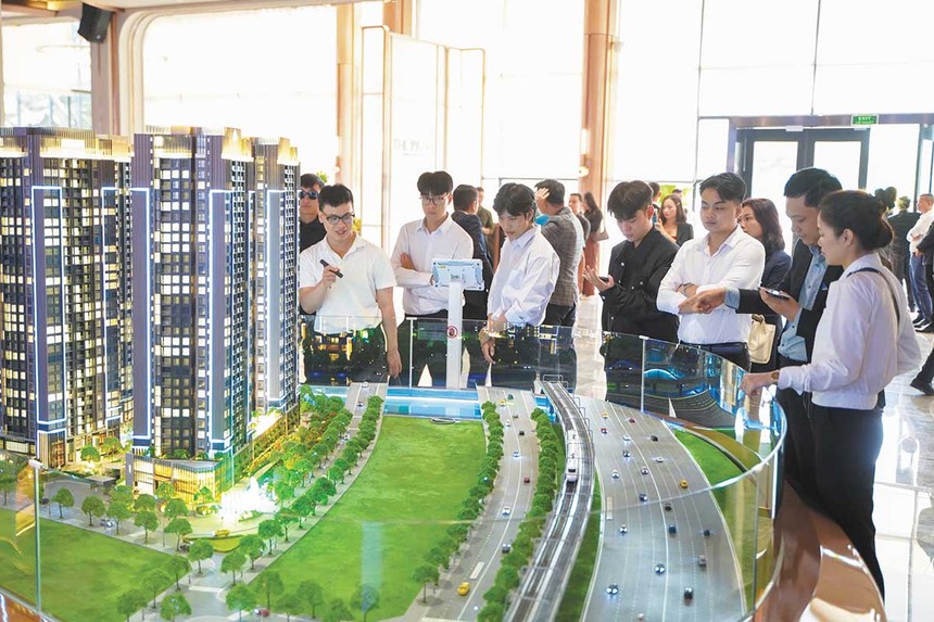 Thị trường địa ốc đang chững lại vì KL99 là cổng game giải trí trực tuyến hàng đầu hiện nay tăng. Trong ảnh: Khách hàng đi xem dự án, nhưng tỷ lệ xuống tiền thấp (Ảnh: V.D) 