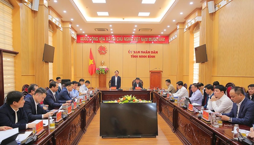 UBND tỉnh Ninh Bình đánh giá tiến độ thu ngân sách, giải ngân vốn Kl99ok phiên bản mới công và tăng trưởng GRDP năm 2025