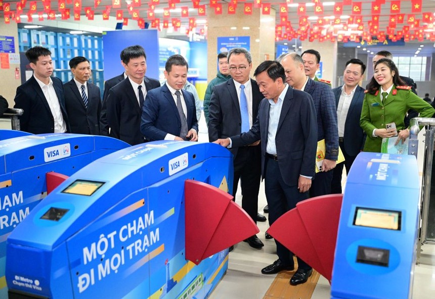 Thứ trưởng Bộ Công an Nguyễn Văn Long, Thứ trưởng Kl99 nổ hũ Nguyễn Danh Huy và lãnh đạo Hà Nội Metro trải nghiệm hệ thống soát vé tự động ứng dụng định danh, xác thực điện tử, nhận diện sinh trắc học và thanh toán không dùng tiền mặt đối với hành khách. 