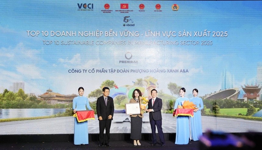 Bà Trần Lan Phương - Phó tổng giám đốc Kl994 game bài casino hấp dẫn Phenikaa nhận vinh danh từ Ban tổ chức chương trình