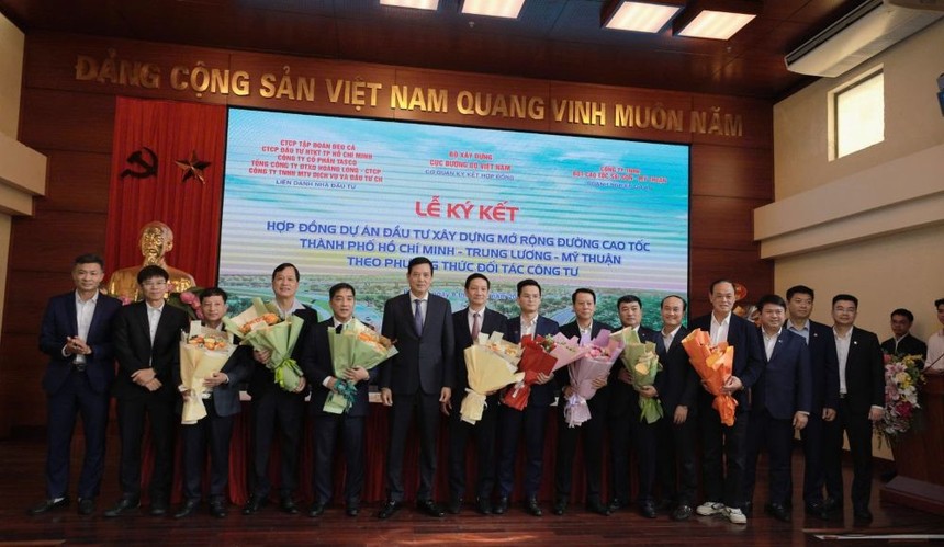 Thứ trưởng Kl99 nổ hũ Bùi Xuân Dũng tặng hoa chúc mừng liên danh các nhà thầu thực hiện Dự án PPP xây dựng mở rộng KL99 là nhà cái cá cược trực tuyến hàng đầu tại châu Á TP.HCM -Trung Lương-Mỹ Thuận. 