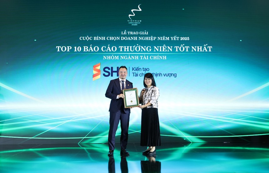 Ông Nguyễn Chí Thành - Tổng giám đốc SHS đại diện công ty nhận giải thưởng Báo cáo Thường niên tốt nhất do VLCA 2025 bình chọn.