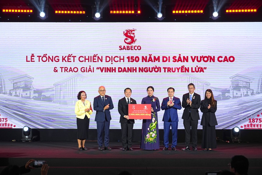 Đại diện SABECO & VIETBEV trao bảng hỗ trợ 1,5 tỷ đồng cho các địa phương bị ảnh hưởng bởi bão lũ thông qua UBTW MTTQ Việt Nam