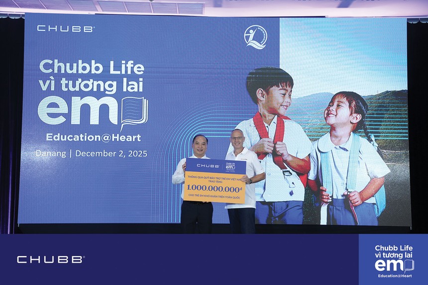 Ông Bryce Johns, Phó Chủ tịch cấp cao Kl994 game bài casino hấp dẫn Chubb & Chủ tịch Chubb Life toàn cầu (bìa phải) trao biểu trưng 1 tỷ đồng cho ông Đinh Tiến Hải, Giám đốc Quỹ Bảo trợ Trẻ em Việt Nam (bìa trái), khẳng định cam kết bền bỉ của Chubb Life đối với giáo dục và cộng đồng