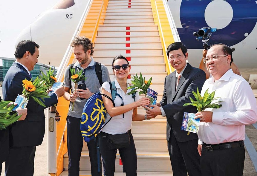 Thứ trưởng Bộ Văn hóa, Thể thao và Du lịch Hồ An Phong tặng hoa cho du khách quốc tế thứ 20 triệu đến Việt Nam năm 2025 