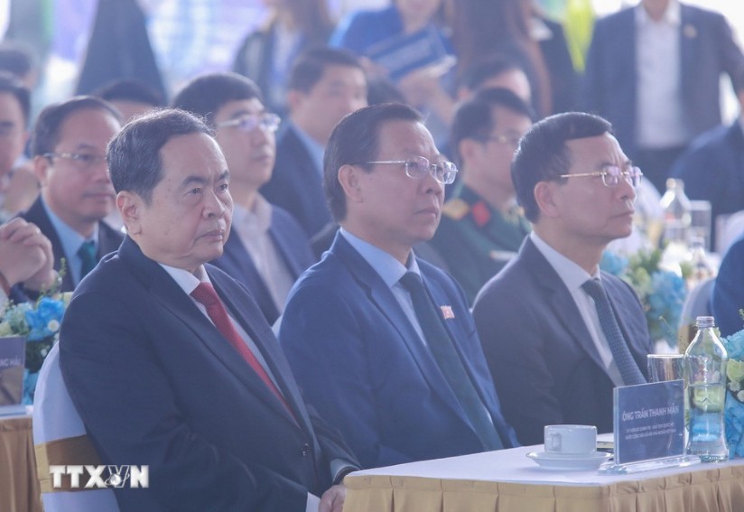 Chủ tịch Quốc hội Trần Thanh Mẫn dự lễ khởi công dự án Kl99ok phiên bản mới xây dựng trục đại lộ cảnh quan sông Hồng. Ảnh: TTXVN.