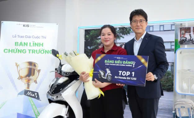 Ông Charlie Shin – CEO 99Kl99 link đăng nhập KIS trao giải Nhất (Bảng Siêu đẳng) cho bà Huỳnh Thị Mỹ Duyên.
