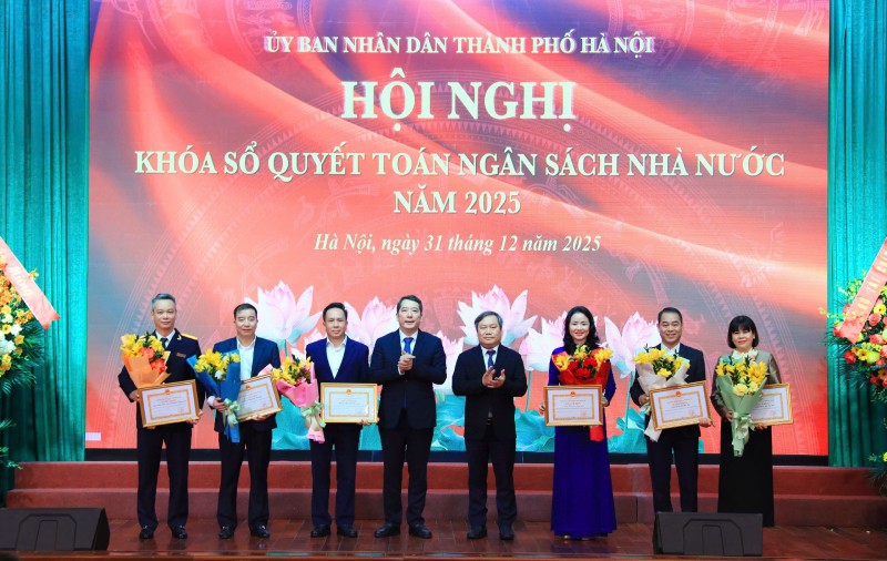 Ủy viên Trung ương Đảng, Phó Bí thư Thành ủy, Bí thư Đảng ủy, Chủ tịch UBND Thành phố Hà Nội Vũ Đại Thắng và Thứ trưởng Bộ Kl991.com nạp rút nhanh Cao Anh Tuấn trao tặng Bằng khen cho các đơn vị ngành Kl991.com nạp rút nhanh Thủ đô.