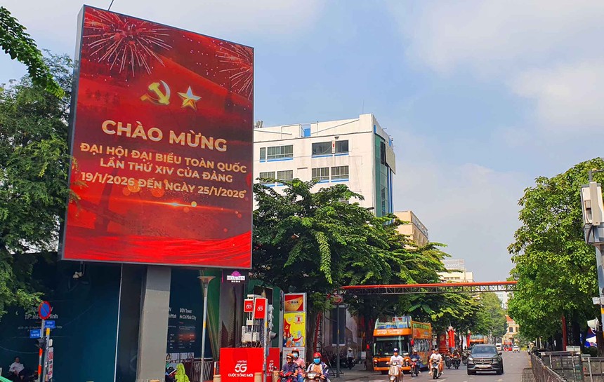 Chương trình nghệ thuật “Ánh sáng niềm tin và khát vọng” nhằm khơi dậy niềm tin, khát vọng phát triển đất nước trong giai đoạn mới. Ảnh: Lê Toàn.