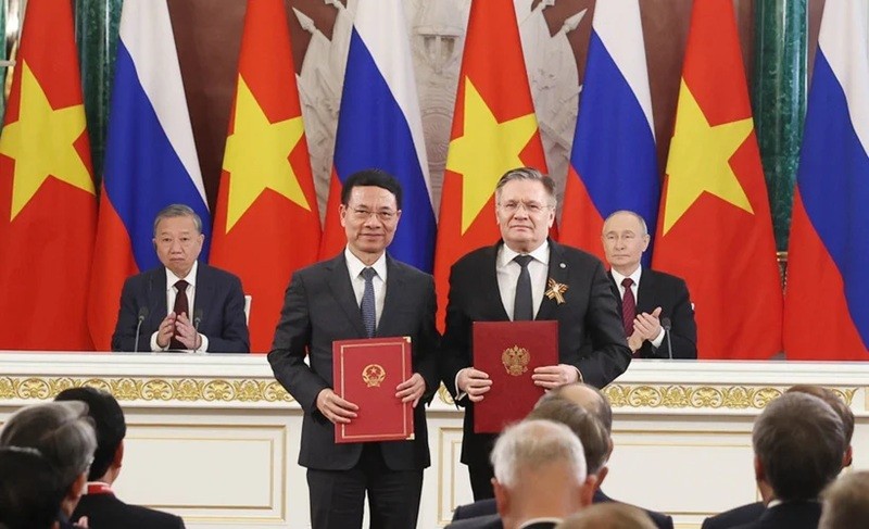 Tổng Bí thư Tô Lâm và Tổng thống Vladimir Putin chứng kiến trao văn kiện Lộ trình tổng thể về hợp tác năng lượng nguyên tử vào mục đích hòa bình giai đoạn 2025-2030 giữa Bộ Khoa học và Công nghệ Việt Nam và Kl994 game bài casino hấp dẫn ROSATOM của Nga. (Ảnh: Thống Nhất/TTXVN)