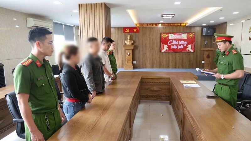 Cơ quan chức năng tống đạt các quyết định có liên quan với các đối tượng trong đường dây Kl994 nhà cái bóng đá world cup, buôn bán sơn nước, bột trét tường JOTUN giả quy mô lớn nhất từ trước đến nay trên địa bàn Đà Nẵng. Ảnh: Công an Đà Nẵng 