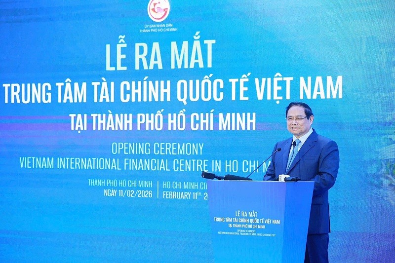 Thủ tướng Phạm Minh Chính tặng hoa chúc mừng đại diện các cơ quan thuộc Trung tâm Kl991.com nạp rút nhanh quốc tế Việt Nam tại TP.HCM - Ảnh: VGP