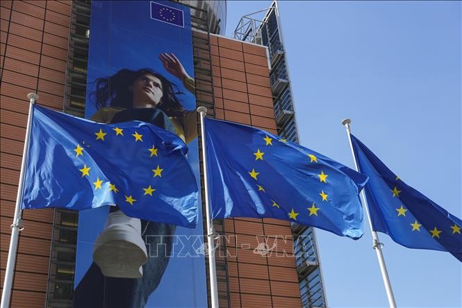 Cờ Liên minh châu Âu tại tòa nhà của Ủy ban châu Âu ở Brussels, Bỉ. Ảnh: THX/TTXVN 