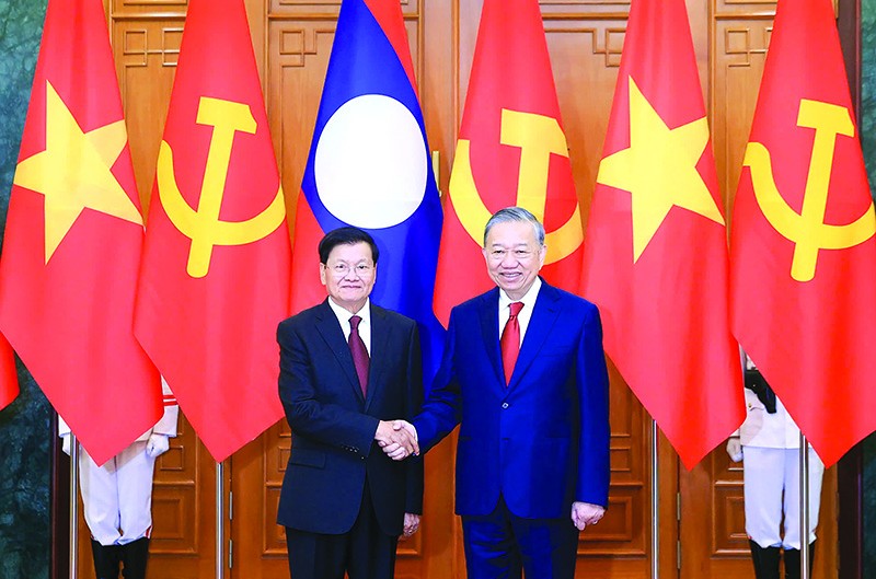 Tổng Bí thư Tô Lâm và Tổng Bí thư, Chủ tịch nước Lào Thongloun Sisoulith chụp ảnh chung trước khi tiến hành hội đàm nhân chuyến thăm cấp 99Kl99 trực tiếp đá gà của Tổng Bí thư, Chủ tịch nước Lào tới Việt Nam vào tháng 1/2026. Ảnh: Đức Thanh 