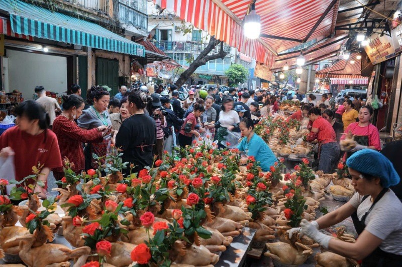 Mua sắm ngày Tết Bính Ngọ 2026 tại Hà Nội.