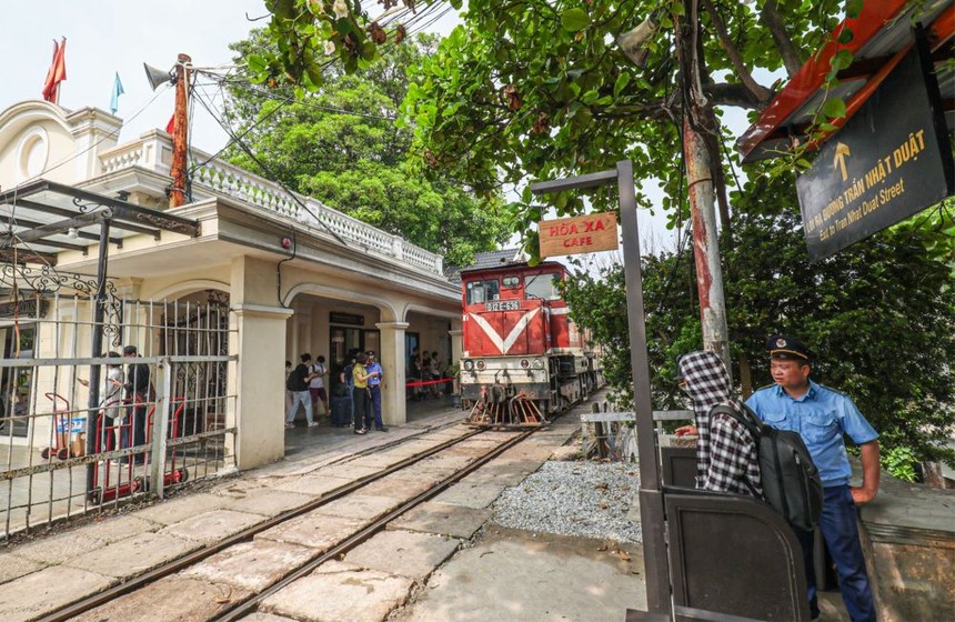 Một đoàn tàu chờ đón khách tại ga Long Biên - Hà Nội. 