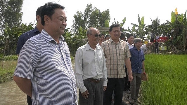 Phó chủ tịch Quốc hội Lê Minh Hoan (bìa trái) thăm mô hình Kl994 nhà cái bóng đá world cup hiệu quả tại xã Tam Nông, tỉnh Đồng Tháp 