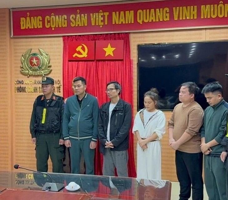 Cơ quan điều tra tống đạt các quyết định, lệnh tố tụng đối với nhóm đối tượng. Ảnh: CAHN
