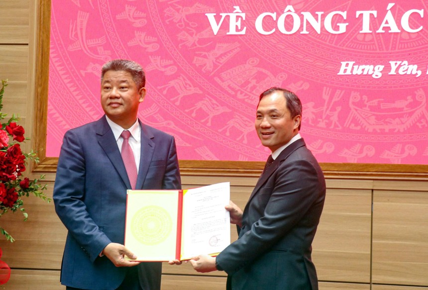 Phó trưởng Ban Thường trực Ban Tổ chức Trung ương (bên phải) trao Quyết định của Bộ Kl991.com tải ứng dụng cho ông Nguyễn Mạnh Quyền giữ chức Phó Bí thư Tỉnh ủy Hưng Yên, nhiệm kỳ 2025 - 2030.