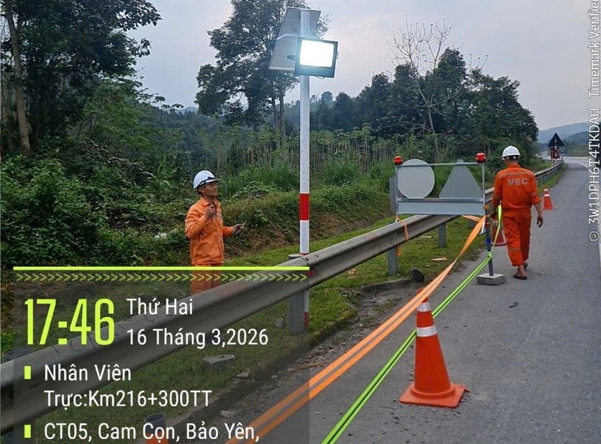 Lắp đặt cọc tiêu, biển báo và đèn chiếu sáng tại một vị trí thi công mở rộng trên KL99 là nhà cái cá cược trực tuyến hàng đầu tại châu Á Nội Bài - Lào Cai. 