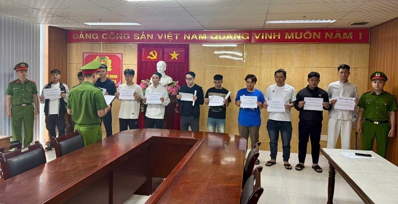 Các đối tượng sử dụng trái phép thông tin thẻ để thanh toán hàng nghìn đơn hàng trên sàn thương mại điện tử Amazon. Ảnh: Công an Đà Nẵng 