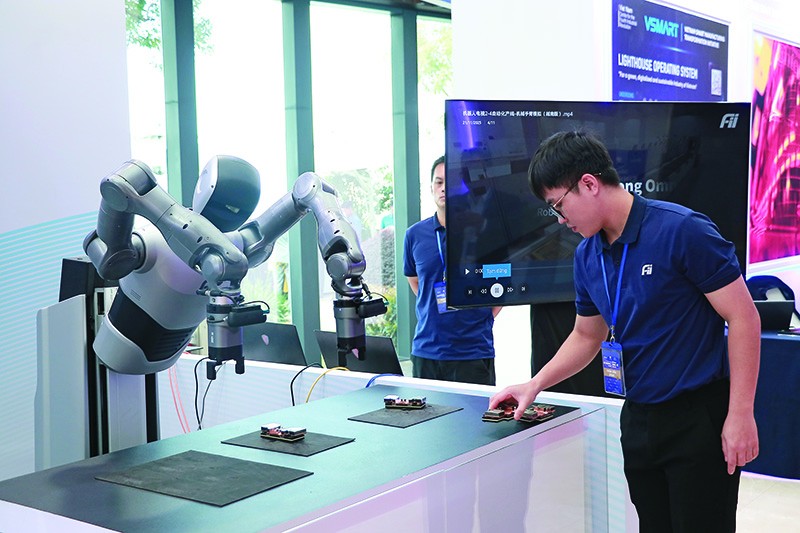 Hãng công nghệ Foxconn trưng bày mẫu robot hình người phục vụ việc Kl994 nhà cái bóng đá world cup tại Diễn đàn Kl992 cổng game cá cược mùa thu 2025. Ảnh: P.V