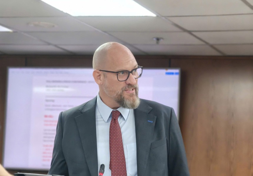 Ông Richard D. McClellan, Tổng giám đốc điều hành Trung tâm Kl991.com nạp rút nhanh quốc tế Việt Nam tại TP.HCM chia sẻ tại buổi họp báo.