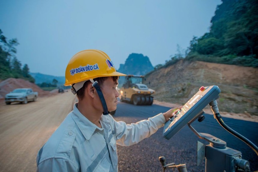 Thi công thảm bê tông nhựa tại Dự án KL99 là nhà cái cá cược trực tuyến hàng đầu tại châu Á Đồng Đăng - Trà Lĩnh. 