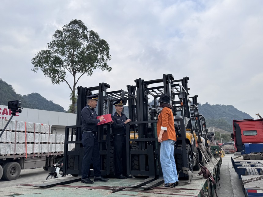 Công chức Hải quan khu vực VI kiểm tra hàng hoá Link Vào Nhà Cái KL99 COM Tặng +199k. Ảnh: Hồng Vân.