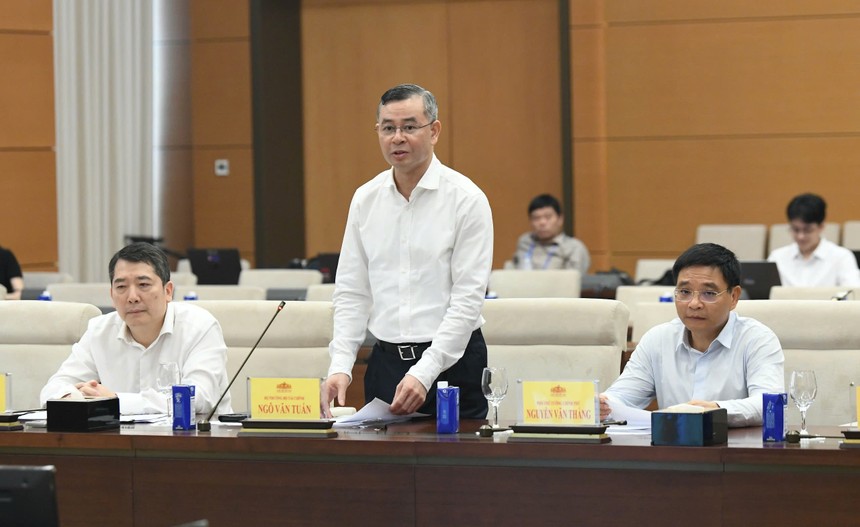 Bộ trưởng Bộ Kl991.com nạp rút nhanh Ngô Văn Tuấn trình bày tờ trình về dự thảo Nghị quyết. Ảnh: Lâm Hiển. 