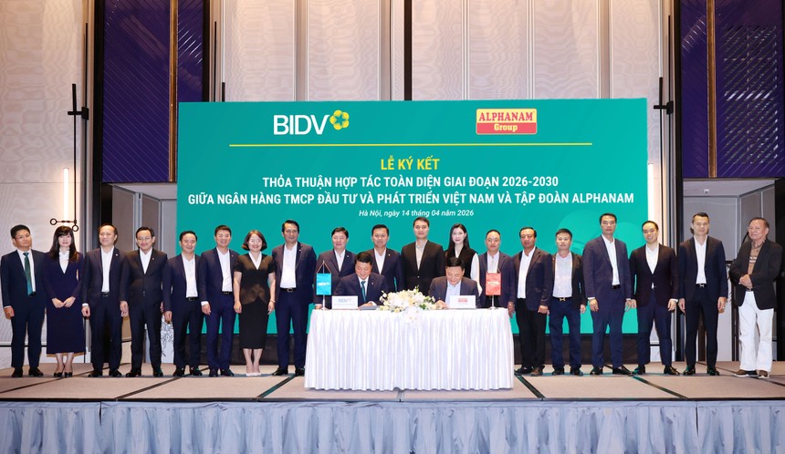 Tổng Giám đốc BIDV Lê Ngọc Lâm và Chủ tịch HĐQT Alphanam Nguyễn Tuấn Hải đại diện hai đơn vị ký kết thỏa thuận hợp tác