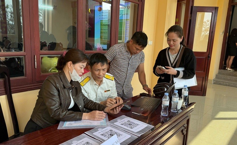 Công chức Thuế tỉnh Lạng Sơn hỗ trợ hộ Kl992 VIP Trang Chủ 2026 kê khai thuế thu nhập. Ảnh: HV.