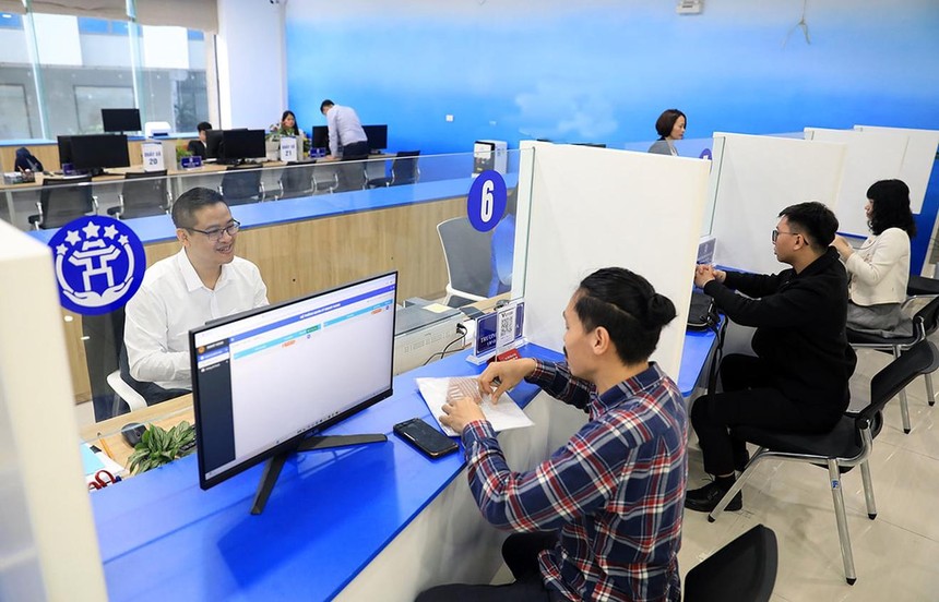 Giải quyết thủ tục hành chính cho người dân tại Trung tâm Phục vụ hành chính công Hà Nội. 