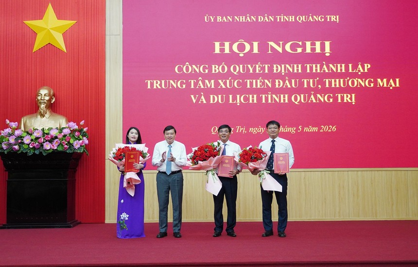 Chủ tịch UBND tỉnh Quảng Trị Lê Hồng Vinh trao các quyết định bổ nhiệm cho lãnh đạo Trung tâm Xúc tiến Kl99ok phiên bản mới, Thương mại và Du lịch tỉnh.