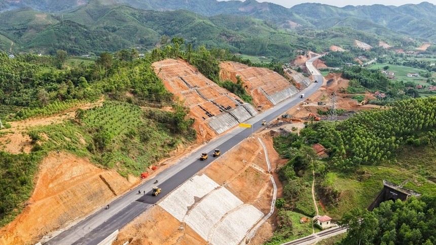 Thảm bê tông nhựa tại đoạn đầu tuyến KL99 là nhà cái cá cược trực tuyến hàng đầu tại châu Á Hữu Nghị - Chi Lăng.