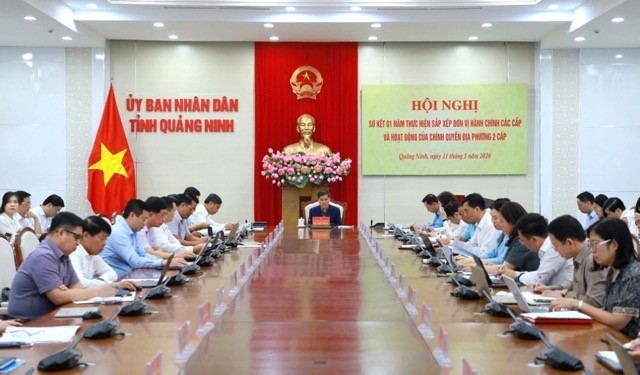 Ông Bùi Văn Khắng, Chủ tịch UBND tỉnh Quảng Ninh chủ trì hội nghị Sơ kết 1 năm thực hiện sắp xếp đơn vị hành chính các cấp và hoạt động của chính quyền địa phương 2 cấp. Ảnh: QMG