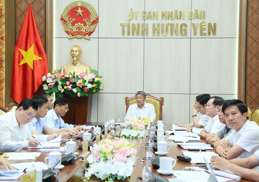 Phó Bí thư Tỉnh ủy, Chủ tịch UBND tỉnh Hưng Yên Nguyễn Mạnh Quyền chủ trì cuộc họp. Ảnh: Tất Đạt
