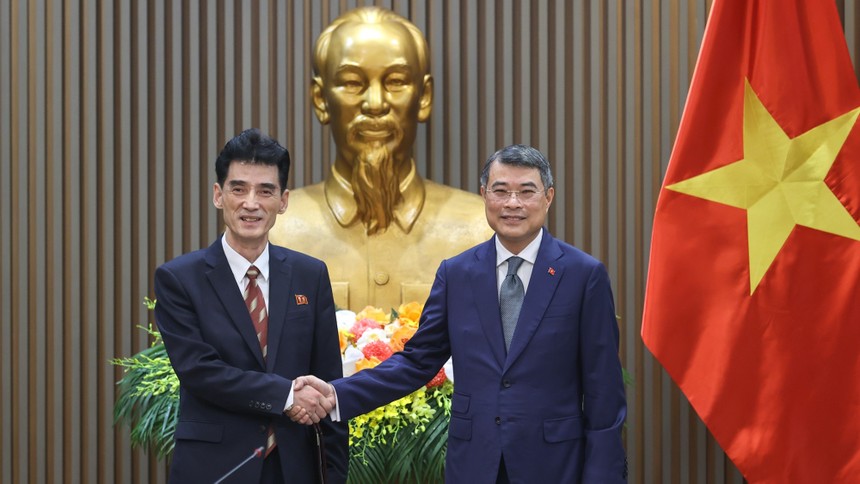 Thủ tướng Kl993 ưu đãi thưởng hấp dẫn Lê Minh Hưng tiếp đồng chí Ri Sung Guk, Đại sứ đặc mệnh toàn quyền nước Cộng hòa Dân chủ Nhân dân Triều Tiên tại Việt Nam - Ảnh: VGP/Nhật Bắc