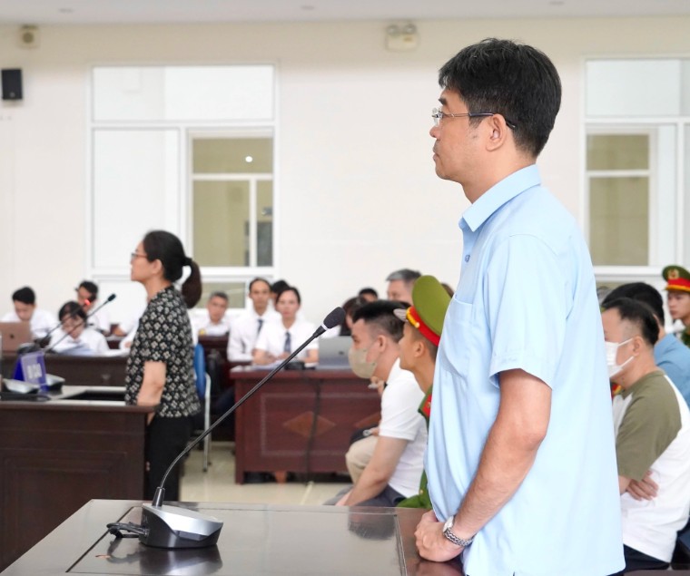 Bị cáo Lê Hoàng và vợ là cựu Cục trưởng Cục An toàn thực phẩm Trần Việt Nga đứng trước bục khai báo.