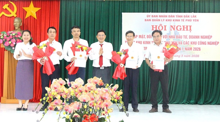 Ban Quản lý Khu Kl992 cổng game cá cược Phú Yên trao các quyết định chấp thuận chủ trương Kl99ok phiên bản mới, giấy chứng nhận đăng ký Kl99ok phiên bản mới cho các nhà Kl99ok phiên bản mới.