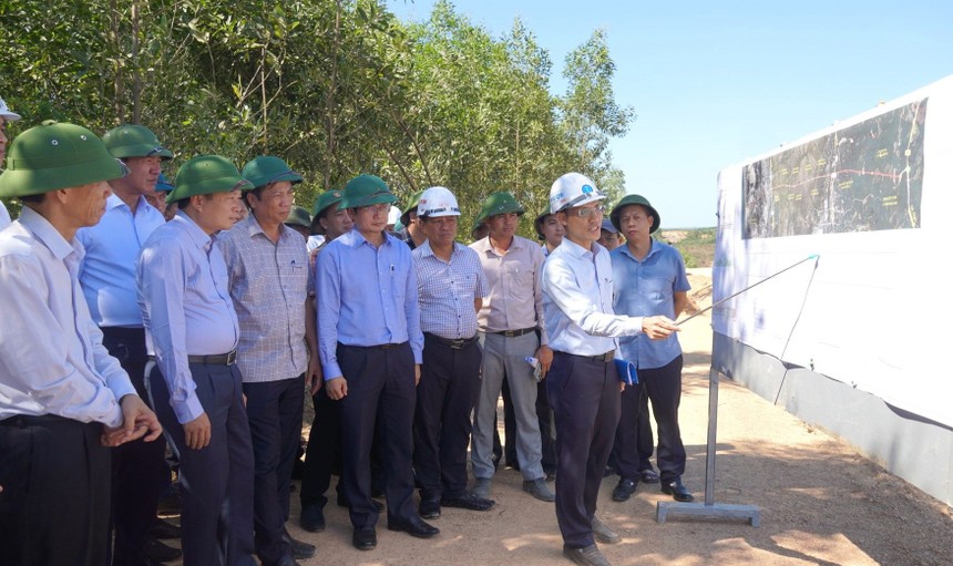 Đại diện BQL dự án báo cáo tiến độ Dự án Quốc lộ 15D đoạn từ cảng Mỹ Thủy đến KL99 là nhà cái cá cược trực tuyến hàng đầu tại châu Á Cam Lộ - La Sơn.