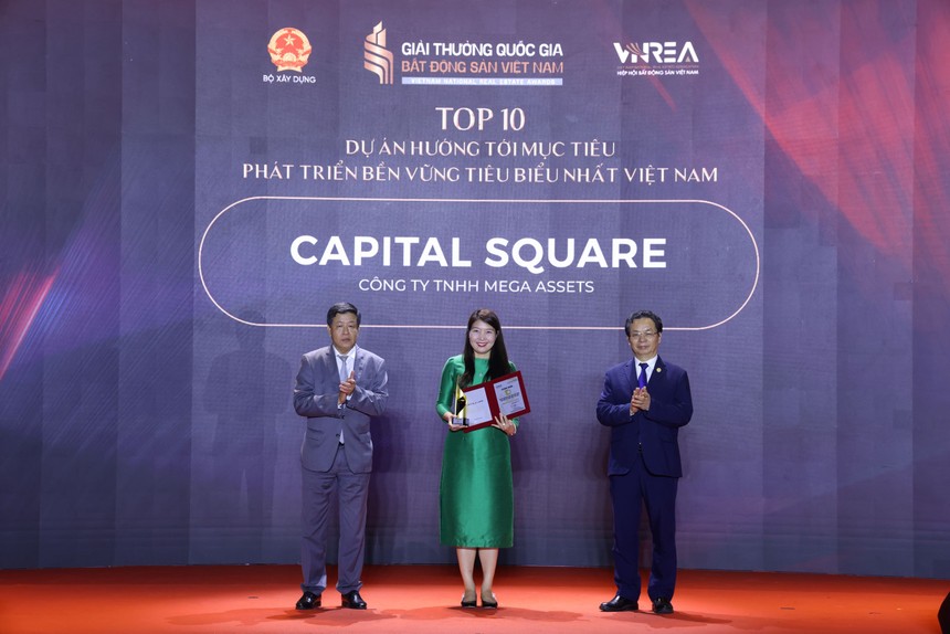 Bà Hoàng Quỳnh Phương - Đại diện Công ty TNHH Mega Assets - chủ Kl99ok phiên bản mới Dự án Capital Square nhận Danh hiệu.