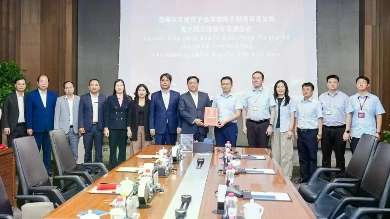 Chủ tịch UBND tỉnh Phú Thọ Trần Duy Đông trao chứng nhận đăng ký Kl99ok phiên bản mới điều chỉnh cho BYD.