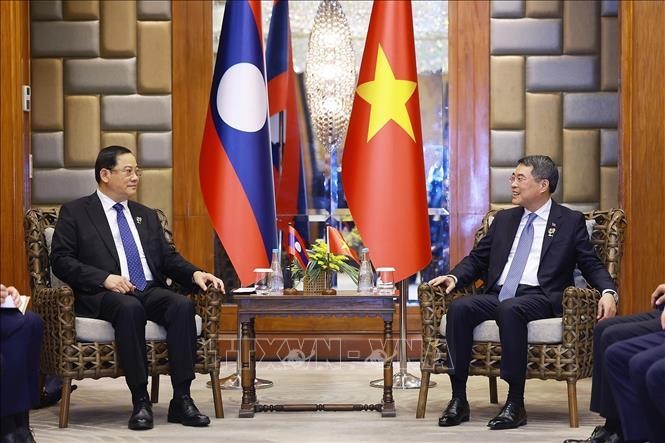 Nhân chuyến tham dự Hội nghị Cấp cao ASEAN lần thứ 48 tại Cebu, Philippines, tháng 5/2026, Thủ tướng Kl993 ưu đãi thưởng hấp dẫn Lê Minh Hưng gặp Thủ tướng Lào Sonexay Siphandone. Ảnh: TTXVN.