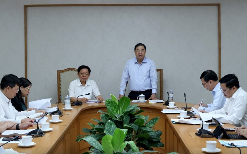 Hai Phó Thủ tướng làm việc về chủ trương xây dựng chính sách đặc thù trong công tác bồi thường, hỗ trợ tái định cư trên địa bàn đặc khu Phú Quốc để thực hiện các dự án phục vụ Hội nghị Cấp cao APEC 2027 - Ảnh: VGP